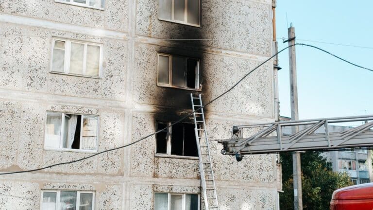 Спасатели эвакуировали из горящей многоэтажки в Петропавловске 90 человек