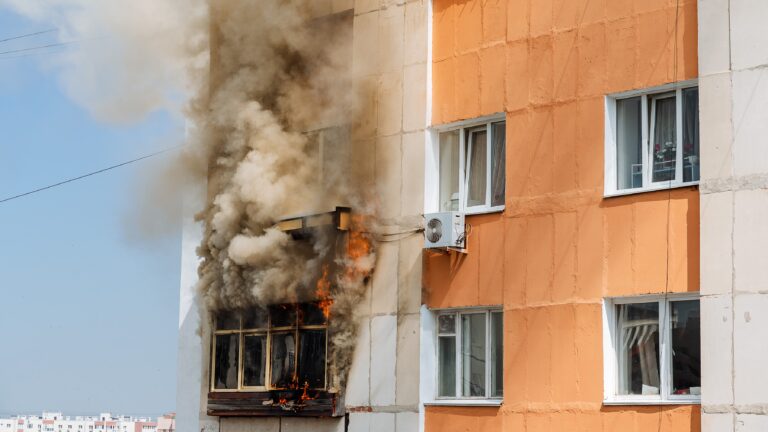 В Петропавловске из-за пожара спасатели эвакуировали 220 казахстанцев из многоэтажки, один человек в больнице