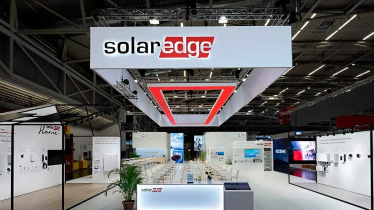 Акции SolarEdge упали на 5% после ухудшения рейтинга