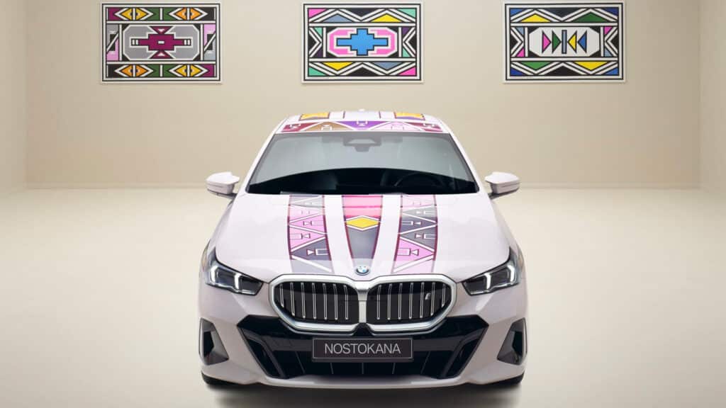 Автомобили BMW, меняющие цвет, могут появиться на дорогах через пять лет