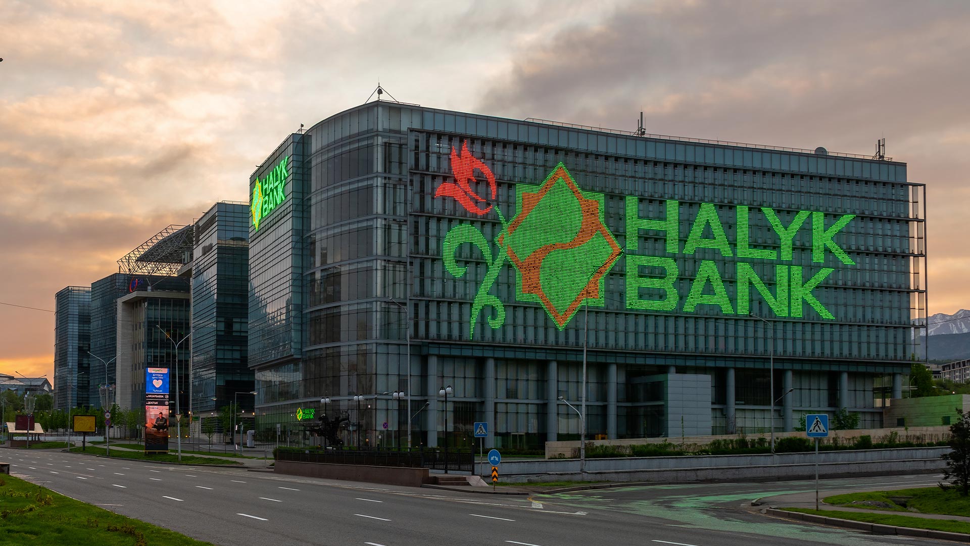 Логотип mikrokredit bank. 300 банков. Банке «связной. Wells fargo it банк. Кредит лето.