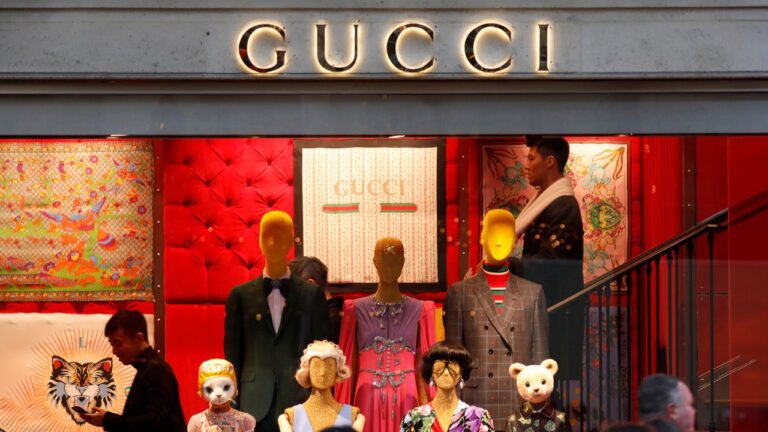 Акции владельца Gucci упали до семилетнего минимума после понижения рейтинга Barclays