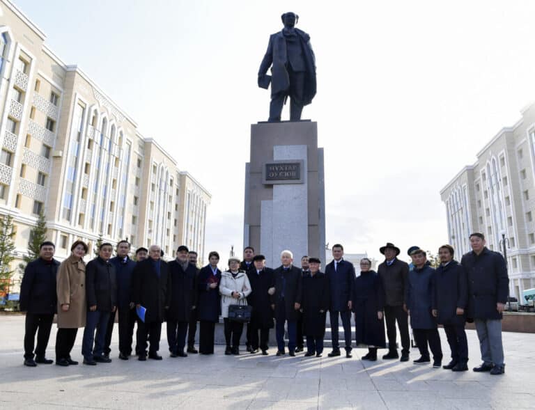 Памятник Мухтару Ауэзову открыли в Астане