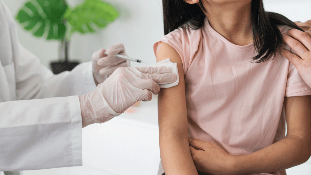 Қыздарды адам папилломасы вирусына қарсы вакцинациялау басталды: епке тек ата-ана рұқсатымен салынады