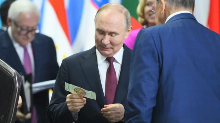 Vladimir Putin demonstrates BRICS banknote