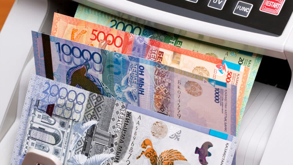 Доходы казахстанских банков сократились на 18,9% год к году, а месяц к месяцу выросли на 11,4%