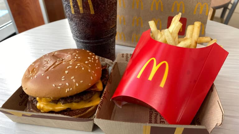 McDonald's возобновит продажи бургеров, которыми могли отравиться клиенты в США