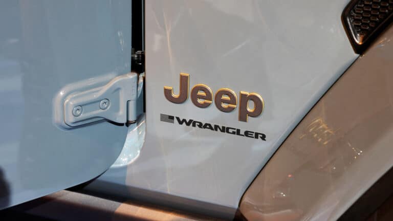 После 13 пожаров Jeep отзывает гибриды Wrangler и Grand Cherokee  