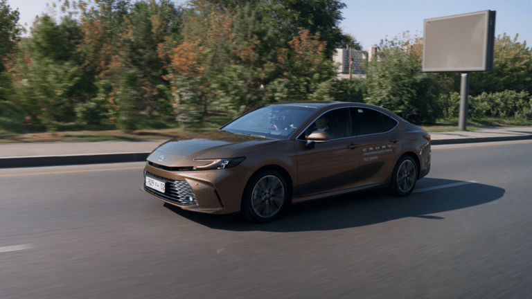 Toyota Camry 80: жапондық гибрид несімен ерекшеленеді?