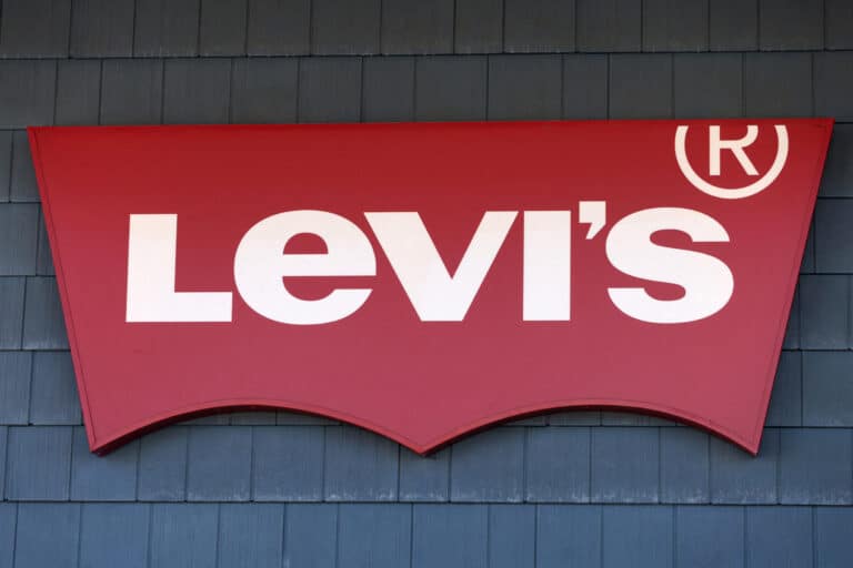 Снижение прогноза по годовой выручке Levi’s обрушило акции на 11%