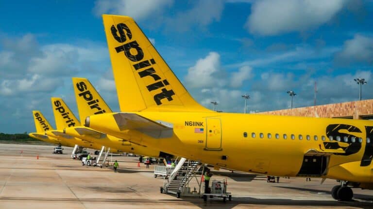 Акции Spirit Airlines упали почти на 40% на новостях о возможном банкротстве