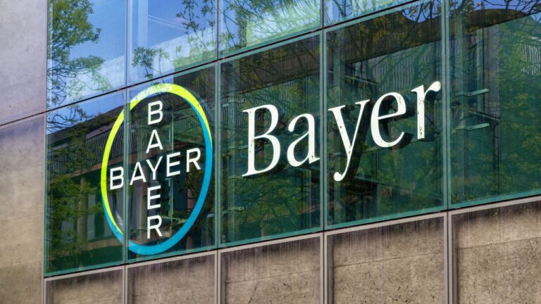 Акции Bayer пережили худшее падение с марта из-за решения суда о пересмотре иска