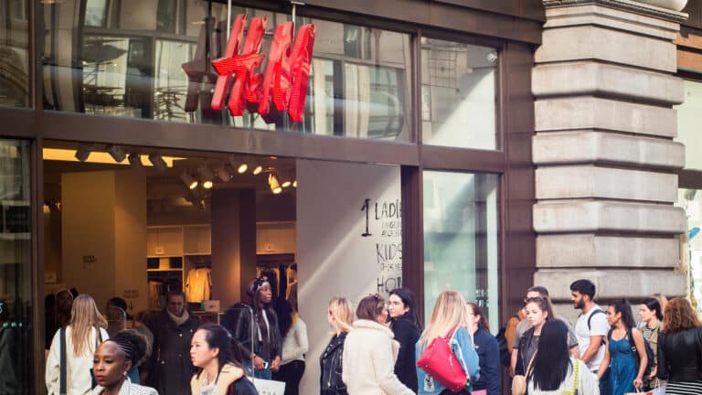 H&M отмечает 20 лет сотрудничества с дизайнерами продажей вещей, которые уже кто-то любил и носил