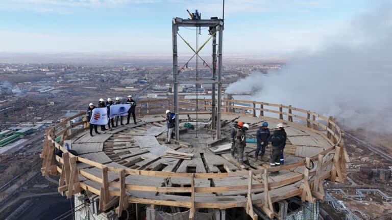 Компания Клебанова и Кана достроила дымовую трубу ТЭЦ Петропавловска, где ранее она накренилась в ходе строительства