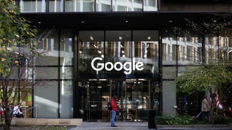 Google работает над умеющим «рассуждать» ИИ на фоне растущей конкуренции с OpenAI