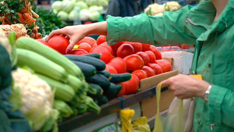 Почему зимой казахстанцам приходится покупать невкусные овощи, объяснили в правительстве