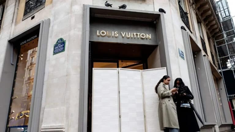 Грабители протаранили бутик Louis Vuitton в Париже на автомобиле