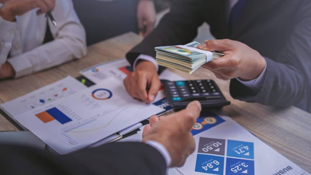 Регулятор смягчил условия кредитования для МФО