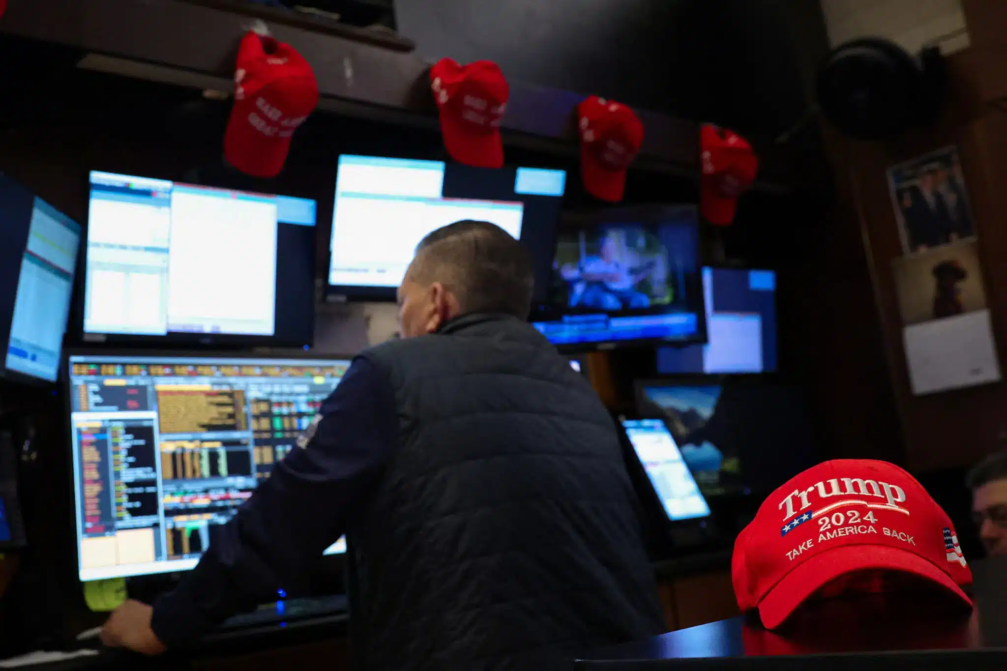 Трамптың салық енгізу туралы шешімі диллерлер үшін қауіпті/ Коллаж: kursiv.media, бильд-редактор: Ахтам Зиперов