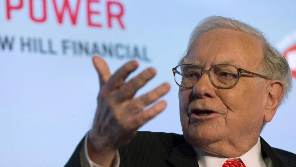 FILE PHOTO: Warren Buffett, chief executive officer and chairman of Berkshire Hathaway Inc, speaks at an event in New York March 31, 2015. REUTERS/Brendan McDermid/File Photo