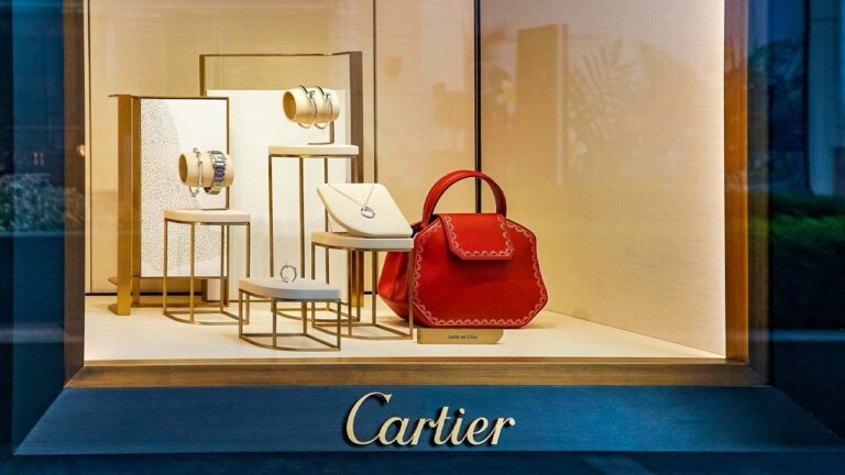 Слабые продажи владельца Cartier привели к падению акций до минимума за 1,5 месяца