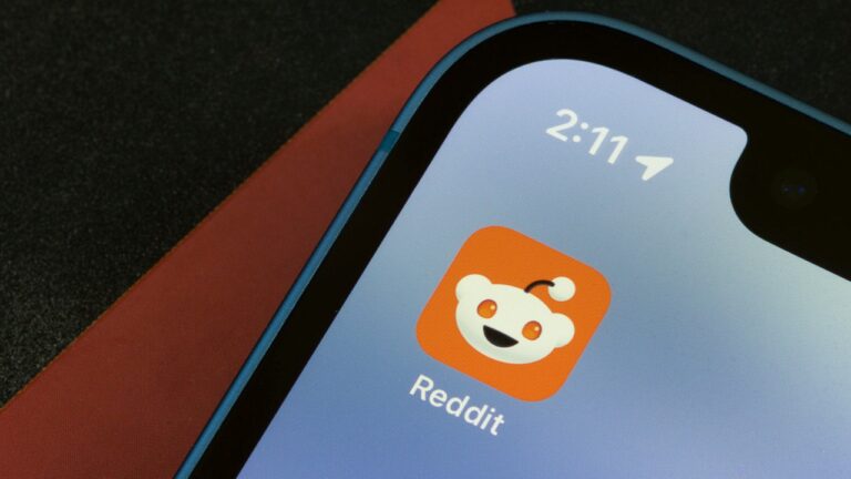 Бумаги Reddit упали из-за желания его акционера привлечь $1,2 млрд под залог доли