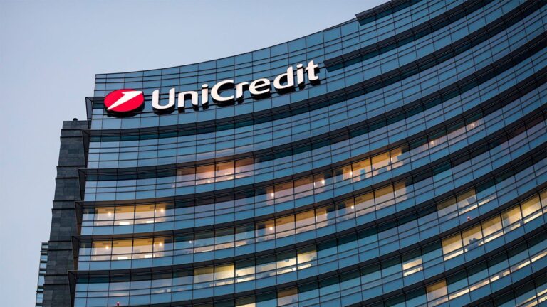 Акции UniCredit упали из-за планов банка купить конкурента за 10 млрд евро