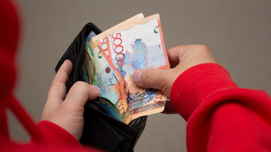 Курс тенге побил двухлетний антирекорд на бирже