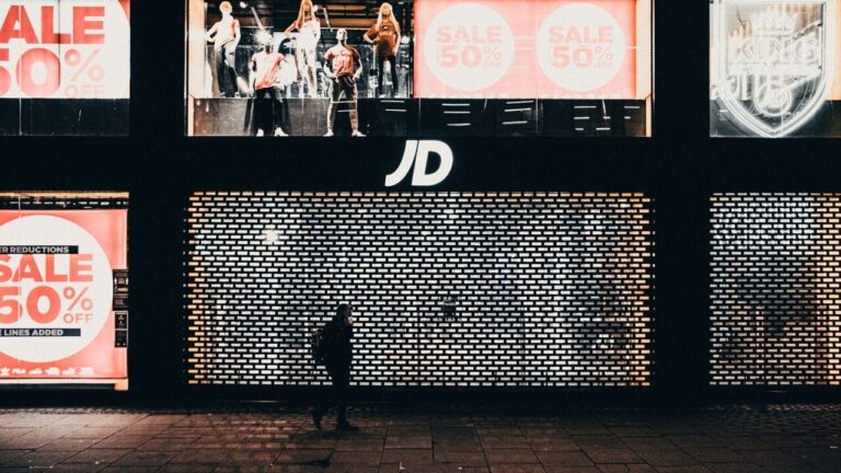 Акции JD Sports обрушились после слабого прогноза по годовой прибыли