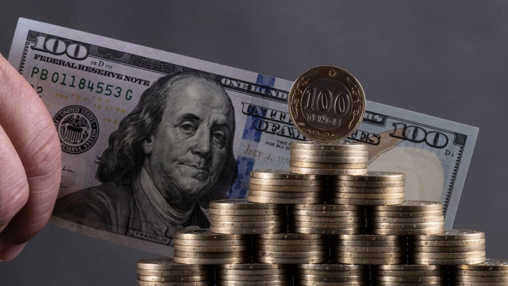 Бизнес забирает деньги с тенговых депозитов и кладет на долларовые