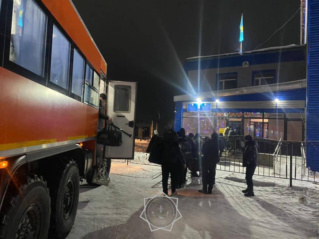 На трассе Кызылорда-Павлодар спасены люди из сломанного грузовика