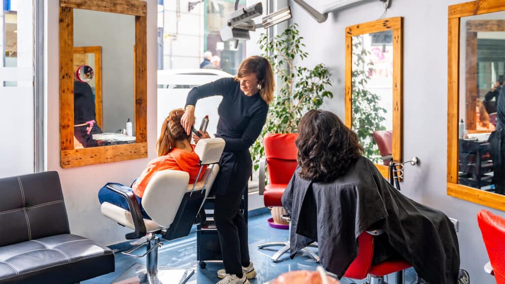 Насколько выросли цены в салонах красоты перед Новым годом