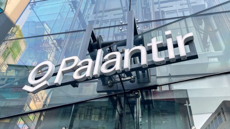 Акции Palantir выросли после одобрения ее облачных решений для правительства США