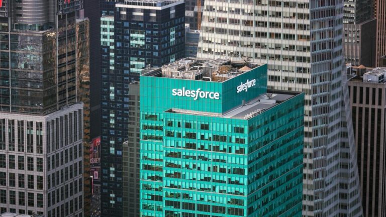 Bernstein и другие аналитики повысили таргеты по акциям Salesforce после отчета