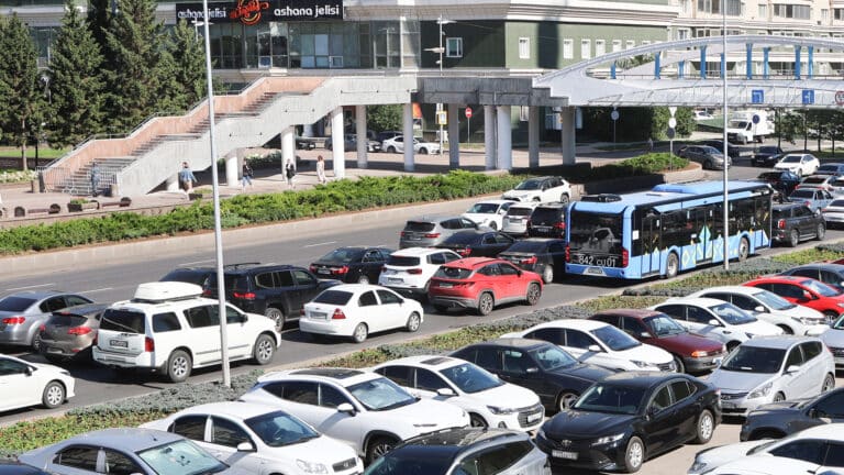 Алматыда көлік қозғалысын шектеуі мүмкін: Министр Бейжің тәжірибесін ұсынды