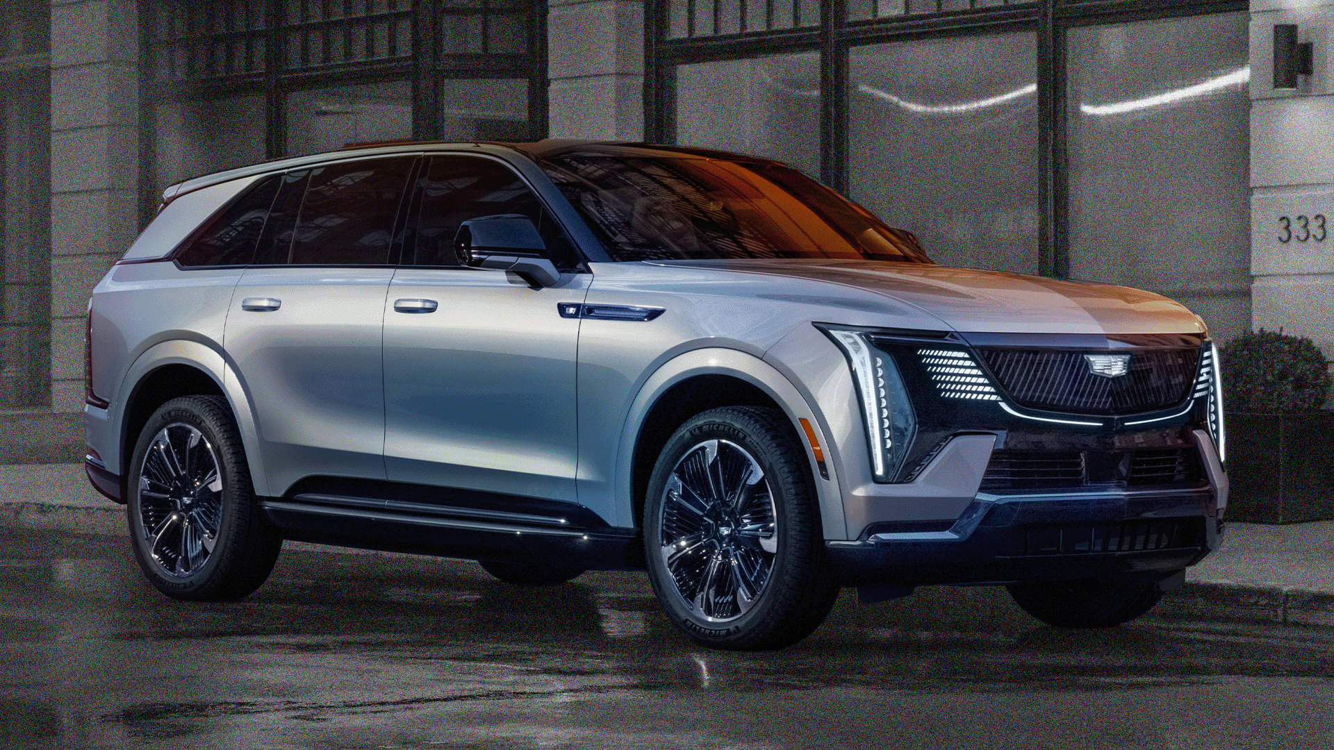 Cadillac электромобиль өндірісі 2025 жылы жолға қойылады / Коллаж: kursiv.media, бильд-редактор: Ахтам Зиперов