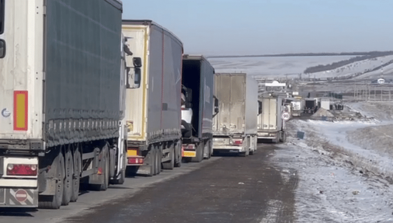 Ресей жолдарын жауып тастады: шекарада жүк көліктері өте алмай, қаңтарылып тұр