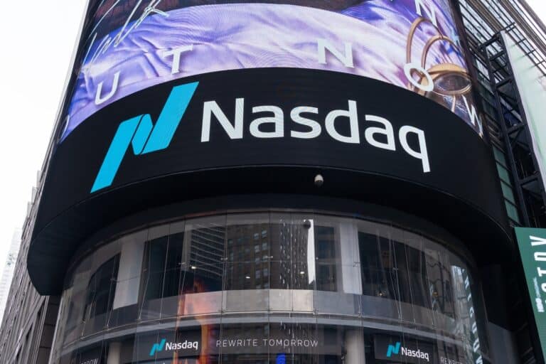 Главное к утру: аутсайдеры NASDAQ, банки против ФРС, неожиданный прогноз по ставке