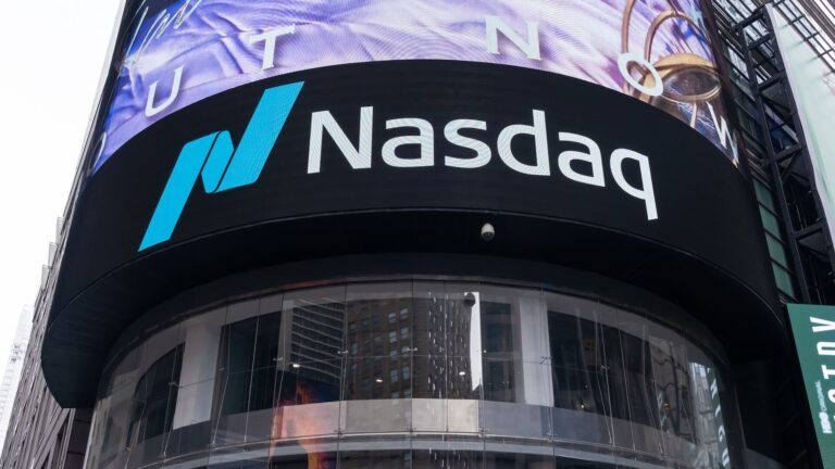 NASDAQ-тың 2025 жылғы басты аутсайдерлері, Америкалық банктер ФРЖ-ны сотқа берді