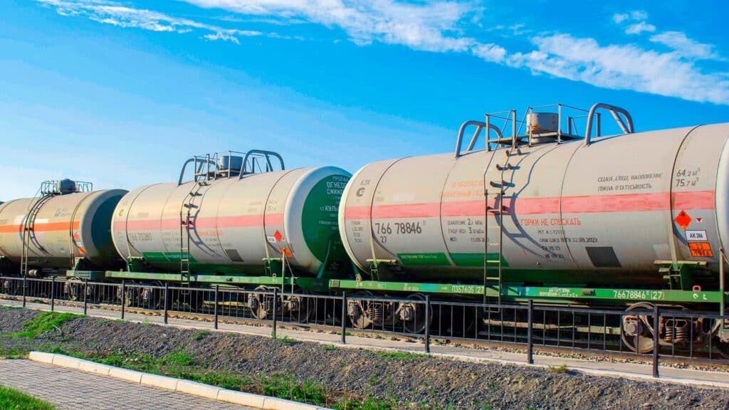 Казахстан на 2 месяца запретит экспорт бензиновых дистиллятов ж/д путями