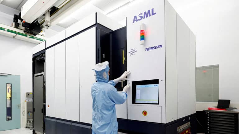 Акции ASML и TSMC подскочили благодаря рекордным продажам сборщика iPhone