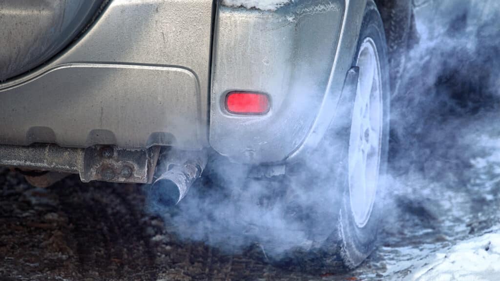 Владельцы старых «Жигулей» продолжат платить штрафы за прогрев авто в жилых зонах