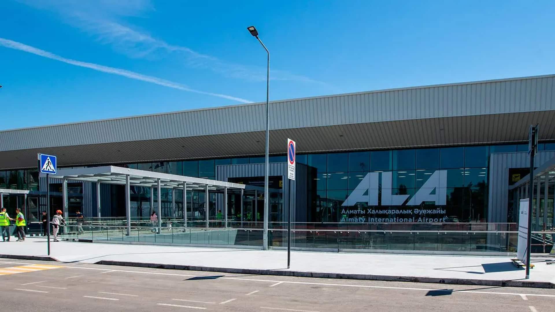 Глава аэропорта Алматы отверг обвинения во влиянии на удорожание авиабилетов