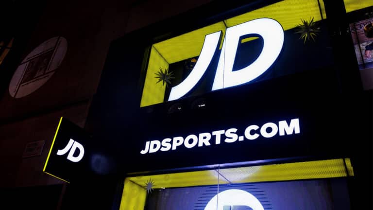 Акции ретейлера JD Sports рухнули после нового ухудшения прогноза по прибыли