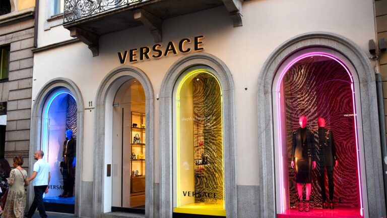 Акции владельца Versace выросли на новостях об интересе Prada к бренду