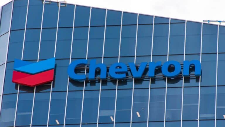 Прибыль Exxon и Chevron снизилась, но выплаты акционерам достигли рекорда