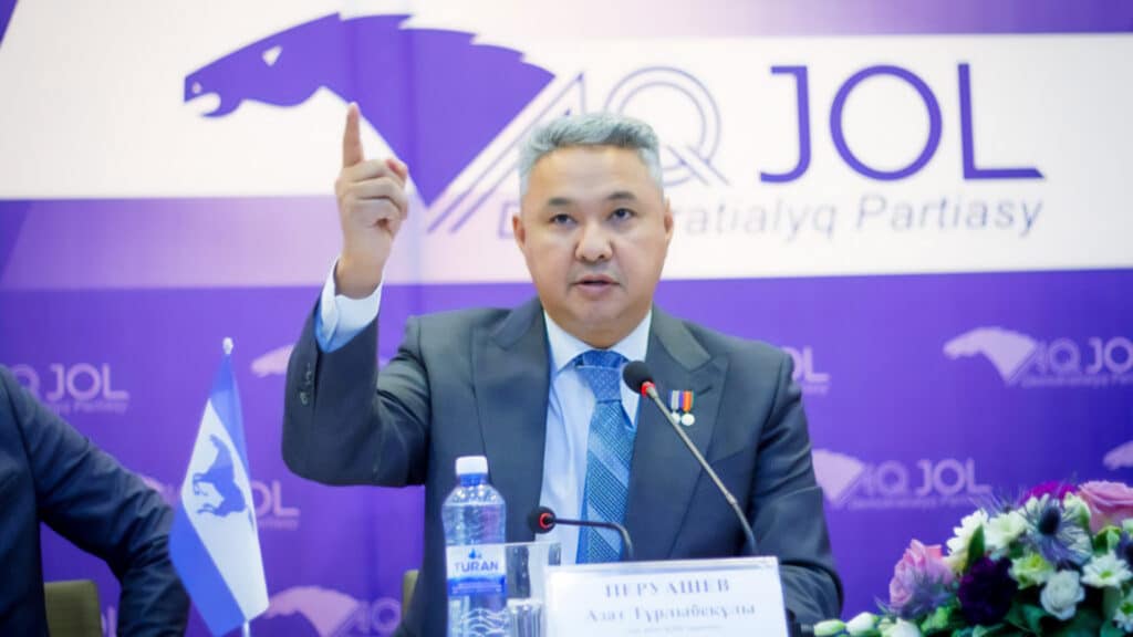 Как раскололи партию «Ак жол», которую возглавляет Азат Перуашев