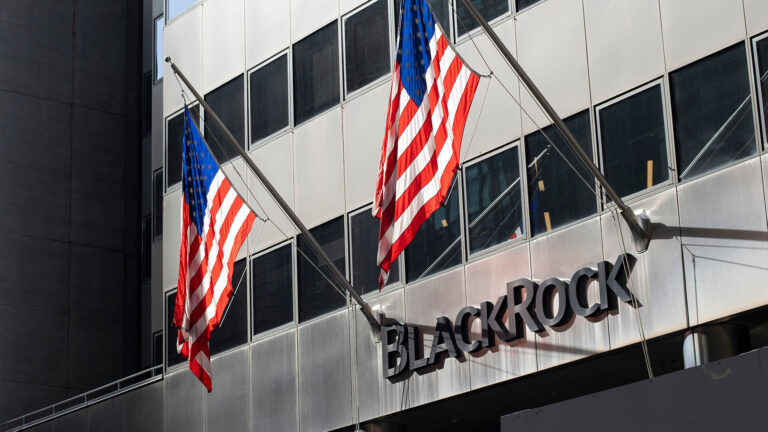 Акции BlackRock подскочили на фоне рекордного годового притока клиентских средств