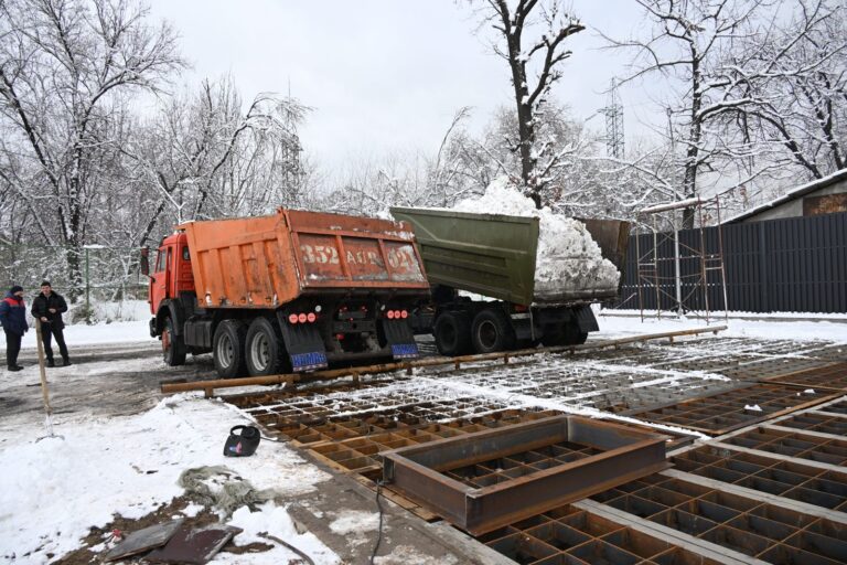 В Алматы начали экологично плавить снег 