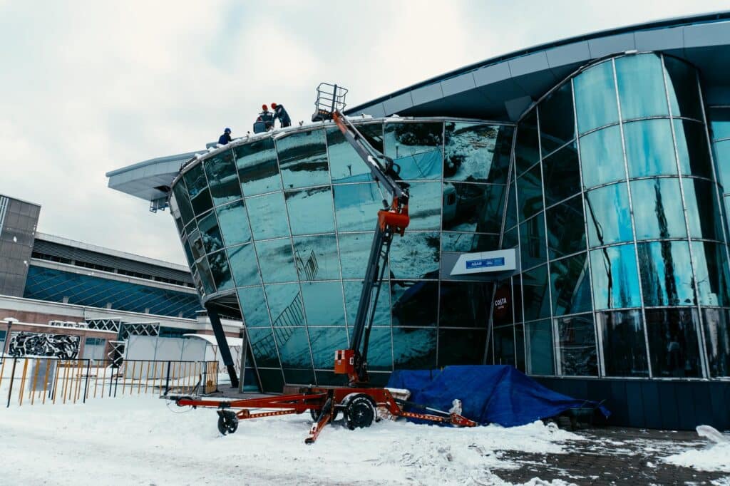 Разрушенный во время январских событий ТЦ «Променад» начали ремонтировать